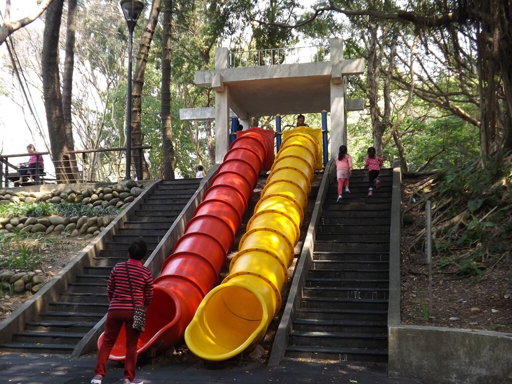 奧爾森林學堂的圖片：較長的溜滑梯組