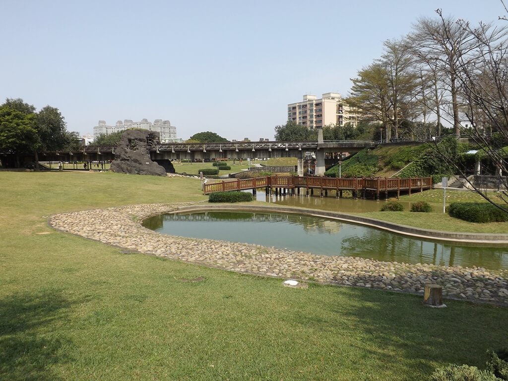 桃園陽明運動公園的圖片：親水區往高架橋看去的公園美景