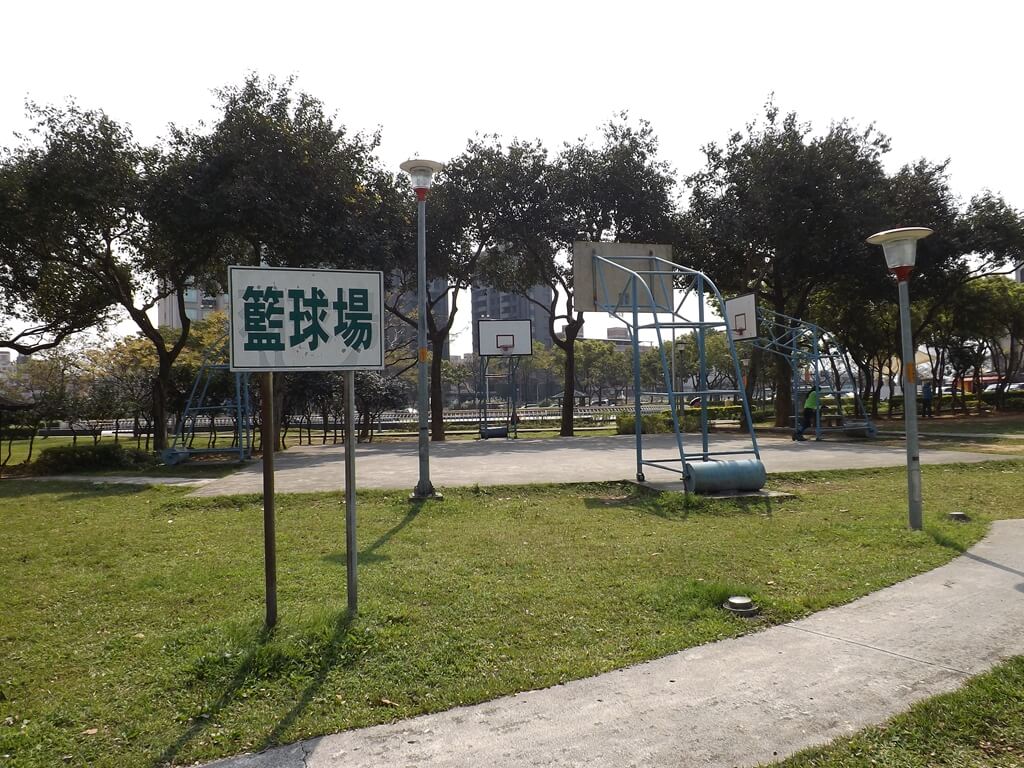 桃園陽明運動公園的圖片：露天籃球場
