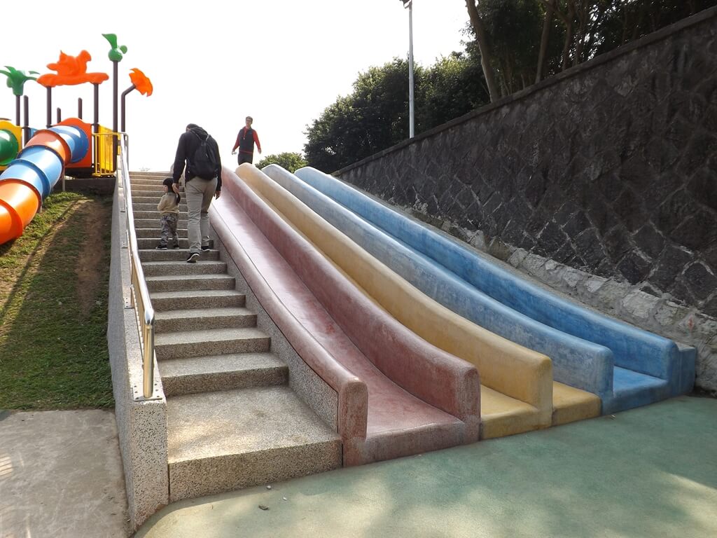 桃園陽明運動公園的圖片：有名的彩色磨石子溜滑梯