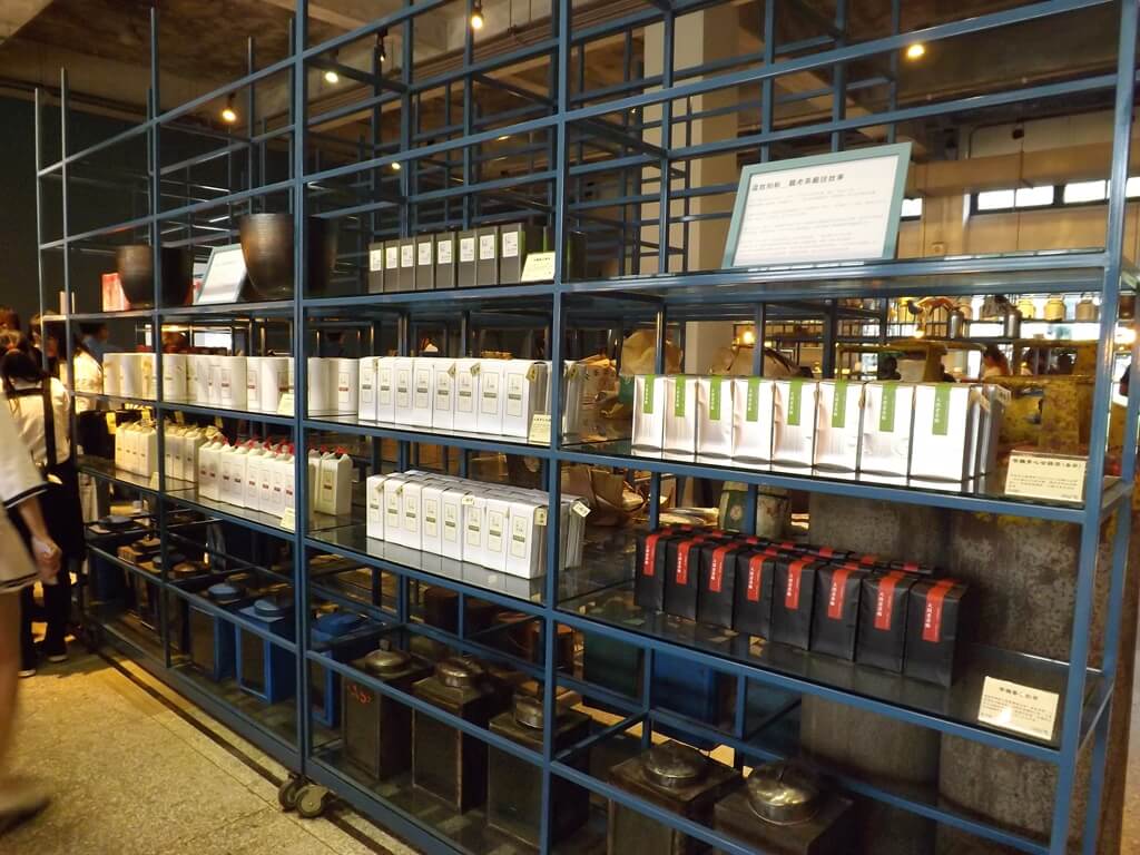 大溪老茶廠的圖片：架上販售的各式茶葉