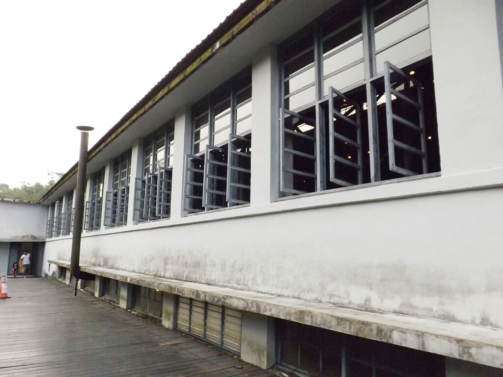 大溪老茶廠的圖片：茶廠二樓戶外走道與窗戶