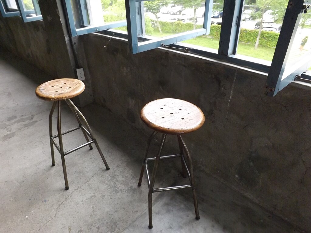 大溪老茶廠的圖片：窗邊的圓板凳