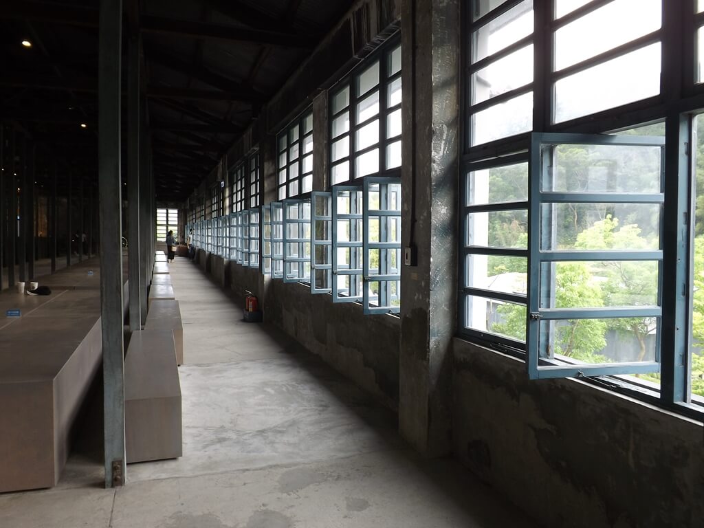 大溪老茶廠的圖片：很美的旋轉式開窗