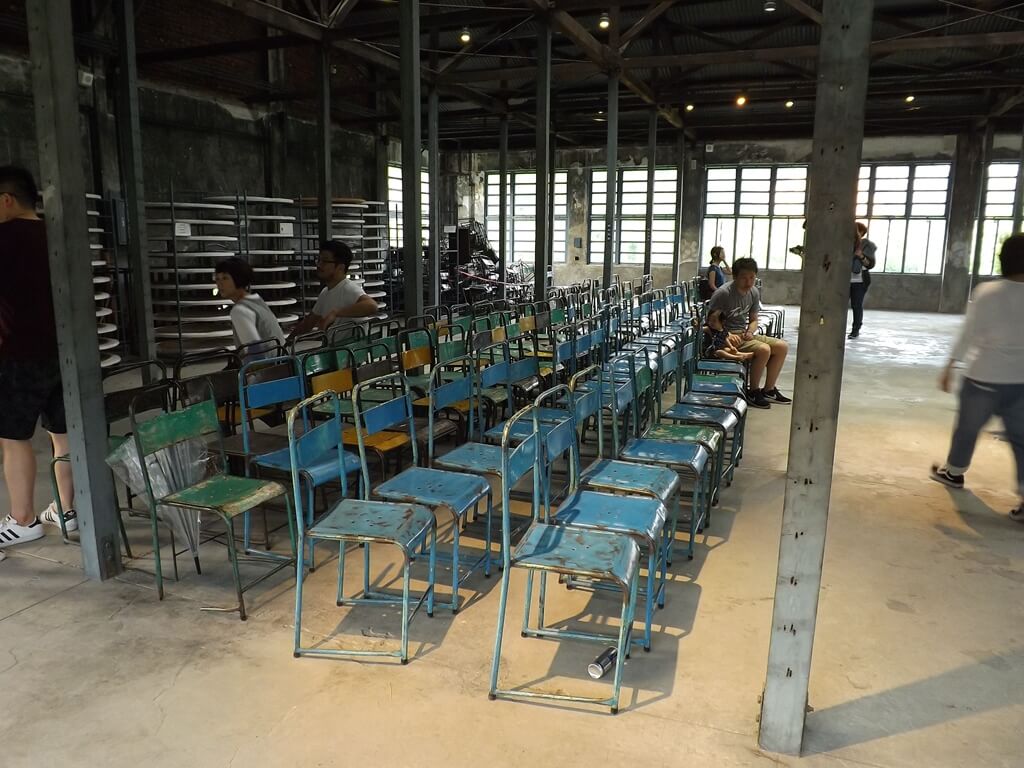大溪老茶廠的圖片：彩色的鐵製椅子