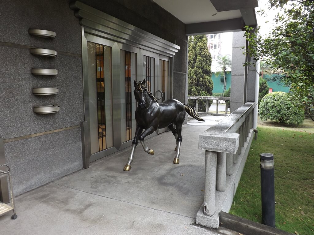 南僑桃園觀光體驗工廠的圖片：榮恭館門口的黑馬