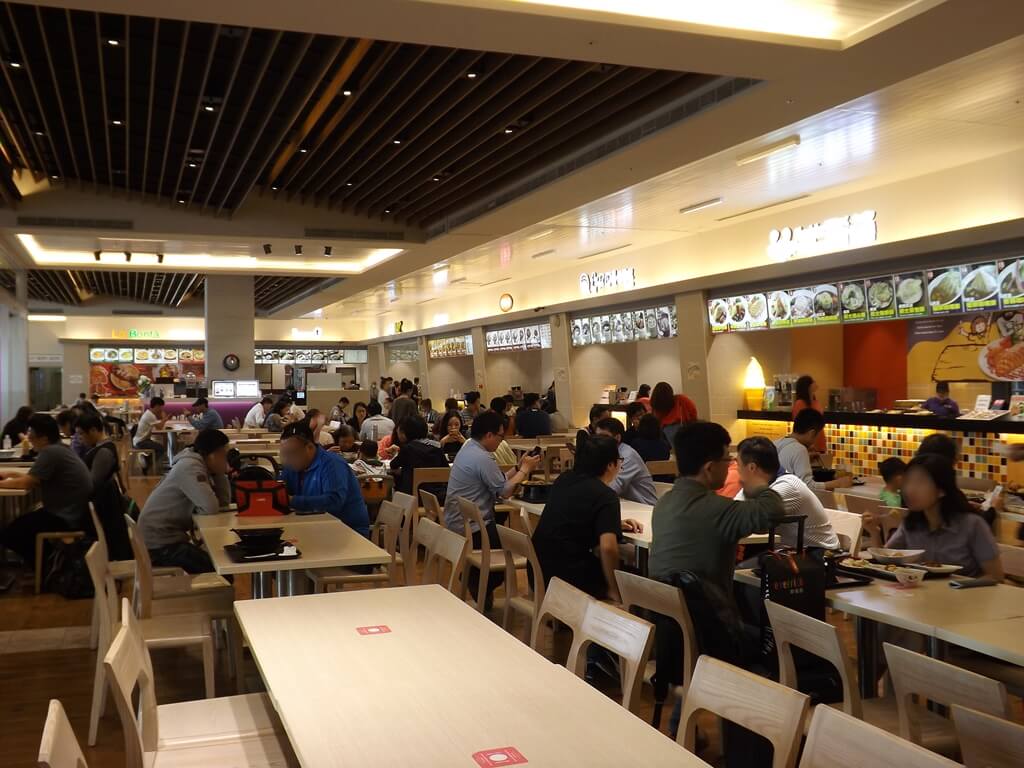 華泰名品城的圖片：美食區用餐人潮很多