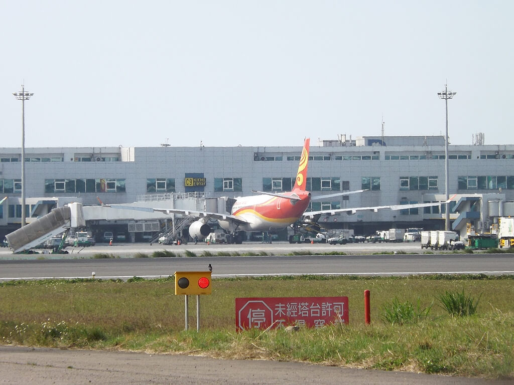 桃園國際機場戰備聯絡道的圖片：機場航站旁停靠的客機