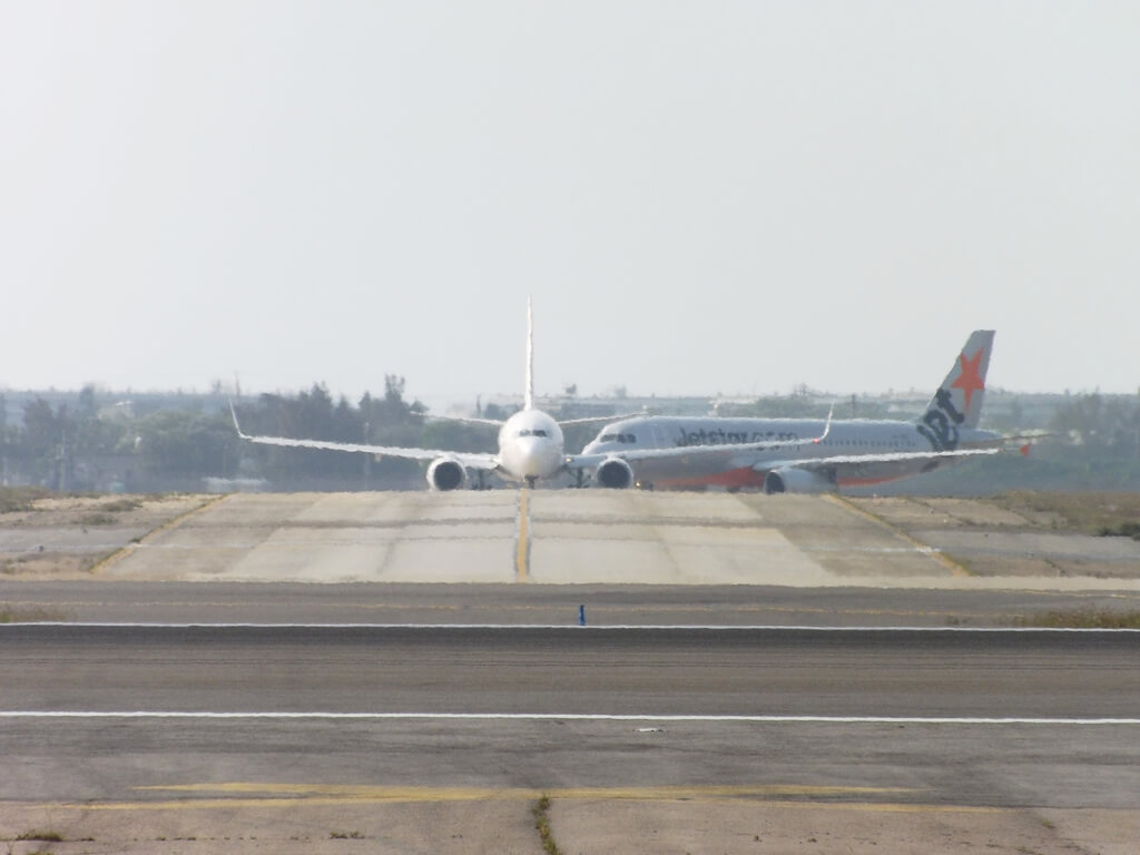 桃園國際機場戰備聯絡道的圖片：從航廈依序開出來的飛機