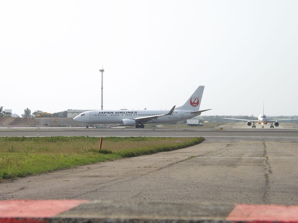桃園國際機場戰備聯絡道的圖片：日本航空轉彎完成，後方的客機接續