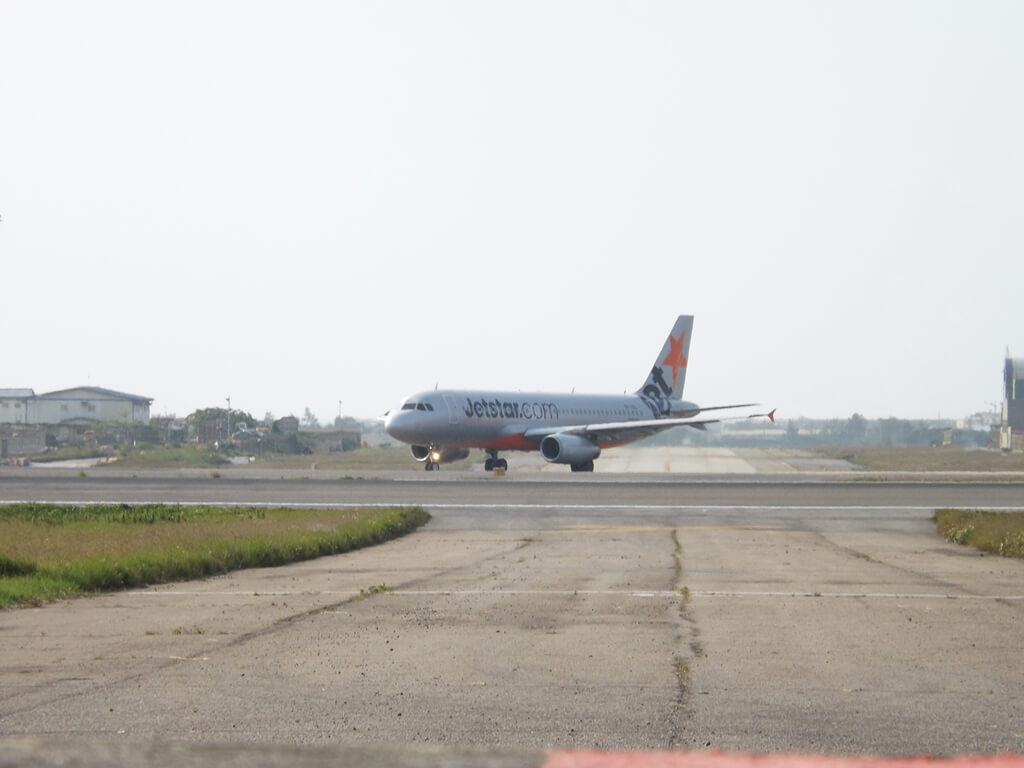 桃園國際機場戰備聯絡道的圖片：Jetstar 捷星航空的客機準備右轉