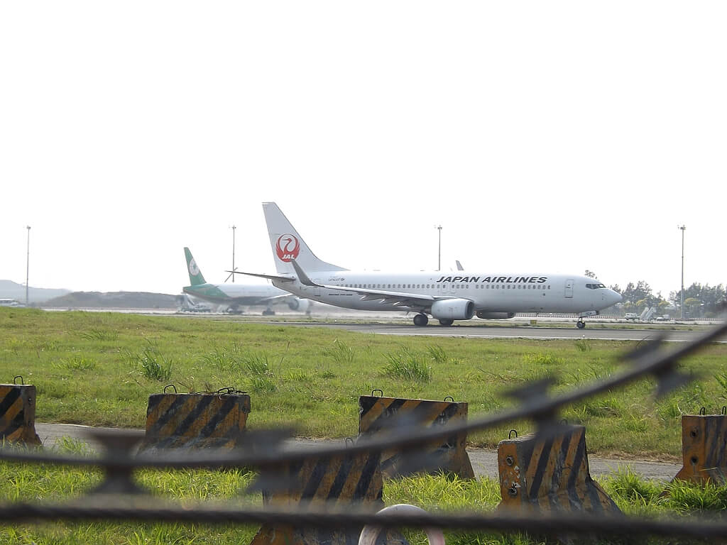 桃園國際機場戰備聯絡道的圖片：日本航空公司的客機準備起飛