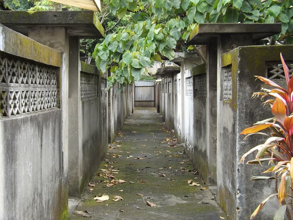憲光二村的圖片：水泥圍牆間的狹小走道