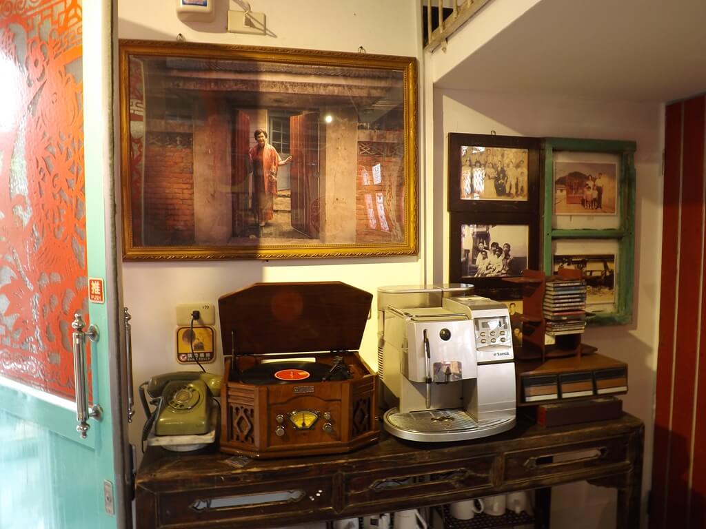 龜山眷村故事館的圖片：復古的黑膠唱片機與電話機