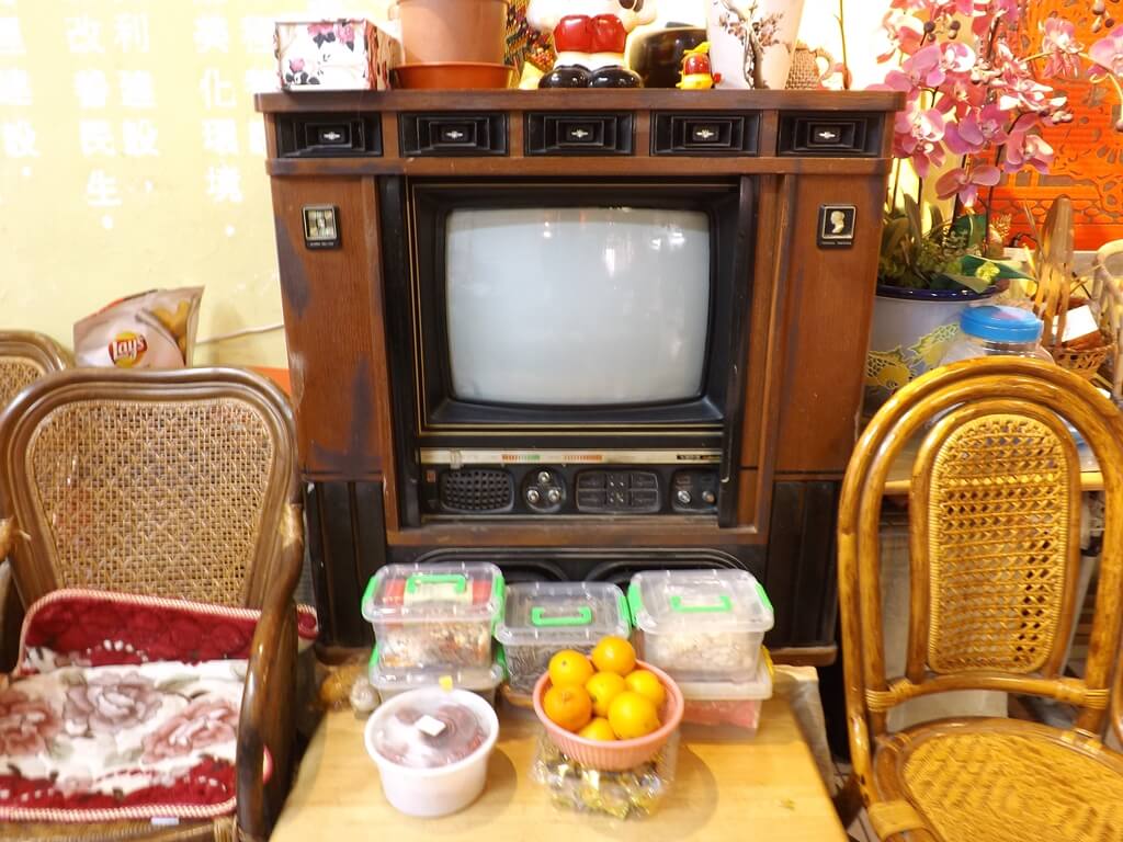 龜山眷村故事館的圖片：早期的有對開式拉門的電視機