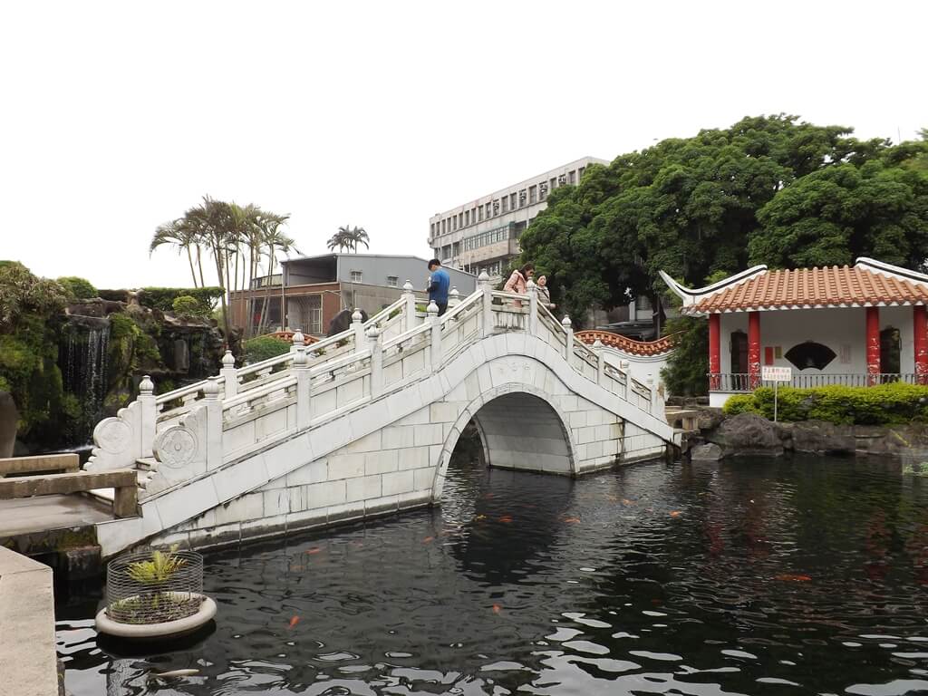 壽山巖觀音寺的圖片：水池中央的拱橋