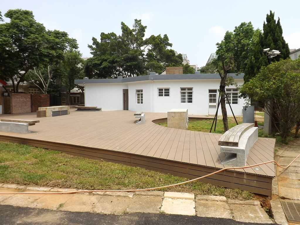 馬祖新村眷村文創園區的圖片：整修好的白色房舍及木造地板鋪設