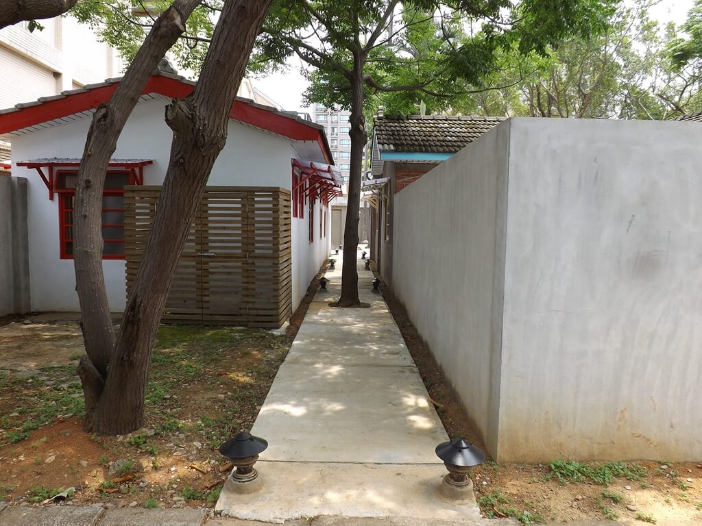 馬祖新村眷村文創園區的圖片：狹小的走道中間還有棵老樹