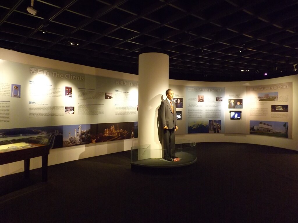 台塑企業文物館的圖片：台塑集團創辦人王永慶先生蠟像及環繞的文宣