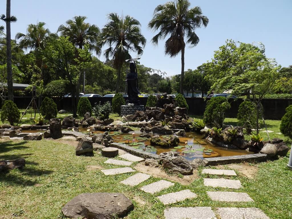 法鼓山齋明寺的圖片：寺廟庭院的水池