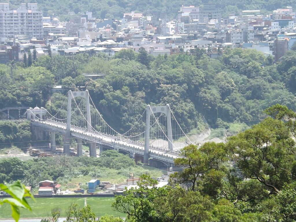 大溪橋的圖片：從法鼓山齋明寺後方眺望大溪橋的樣貌