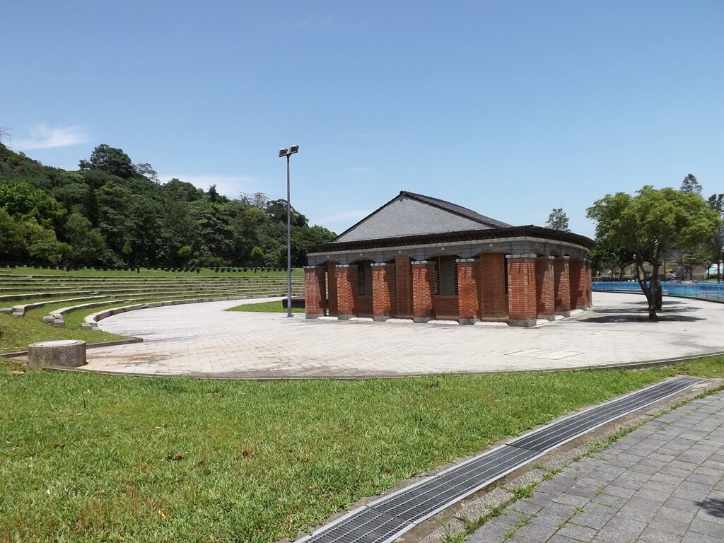 大溪河濱公園的圖片：公園紅磚打造的中心服務區