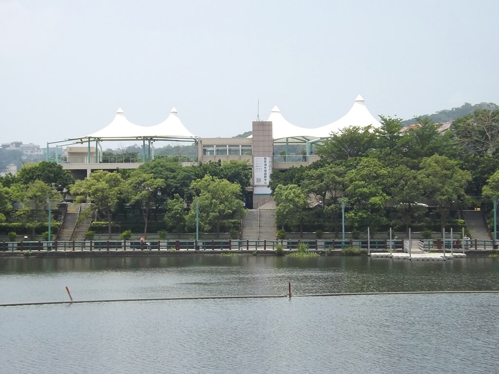 新竹青草湖的圖片：映月橋上看立體停車場