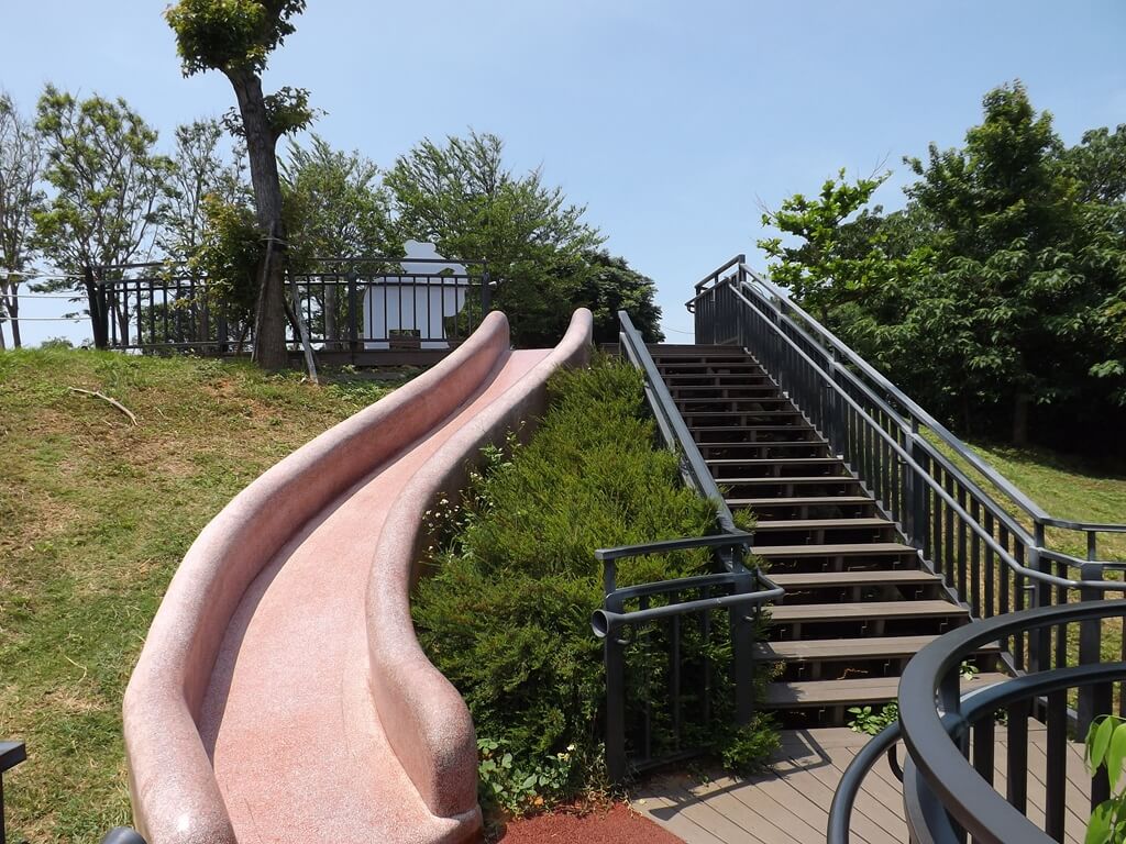 新竹青青草原的圖片：紅色的磨石子溜滑梯