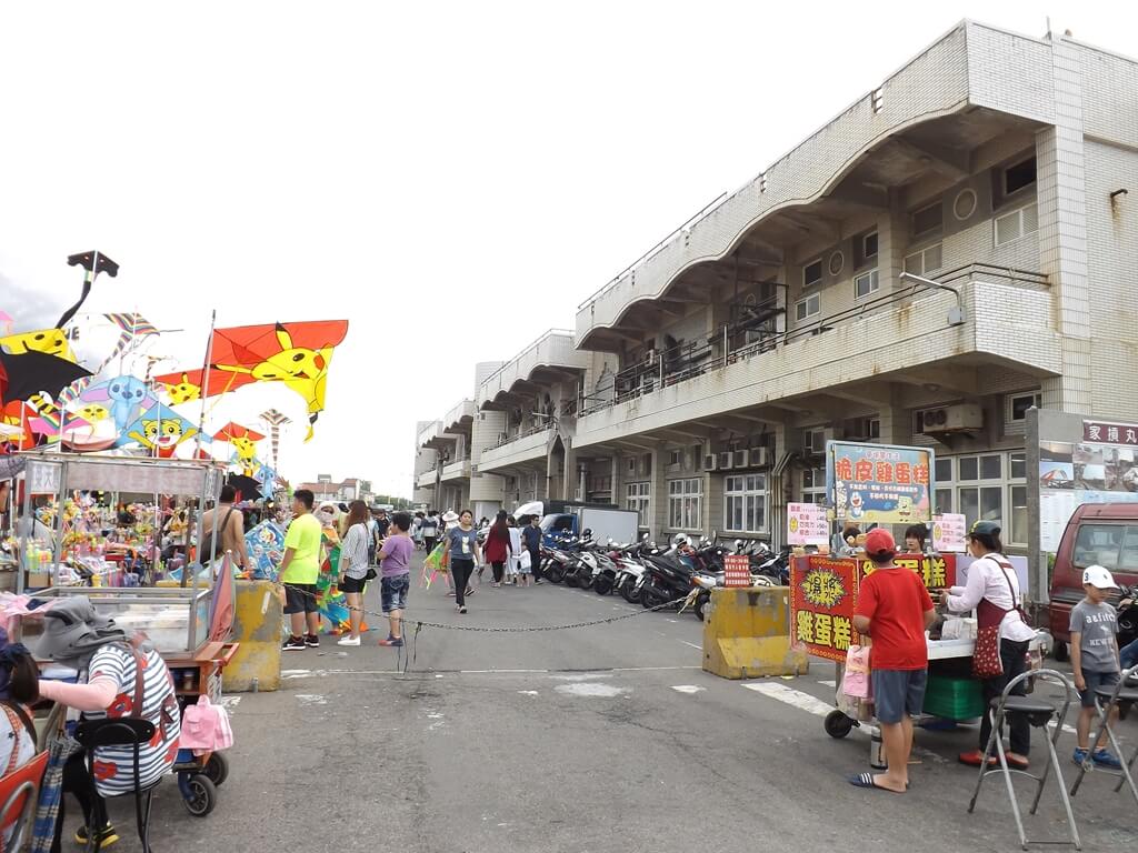 新竹南寮漁港的圖片：人潮多多的南寮漁港漁產直銷中心及小市集