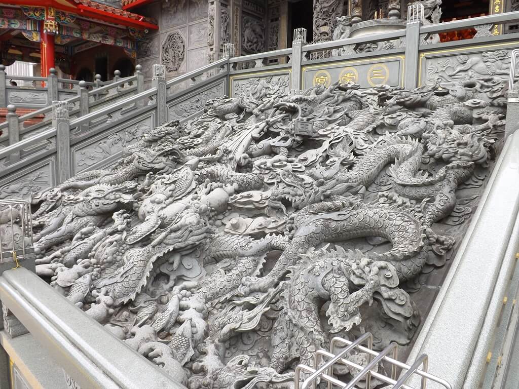 平鎮三崇宮的圖片：階梯中央的龍雕