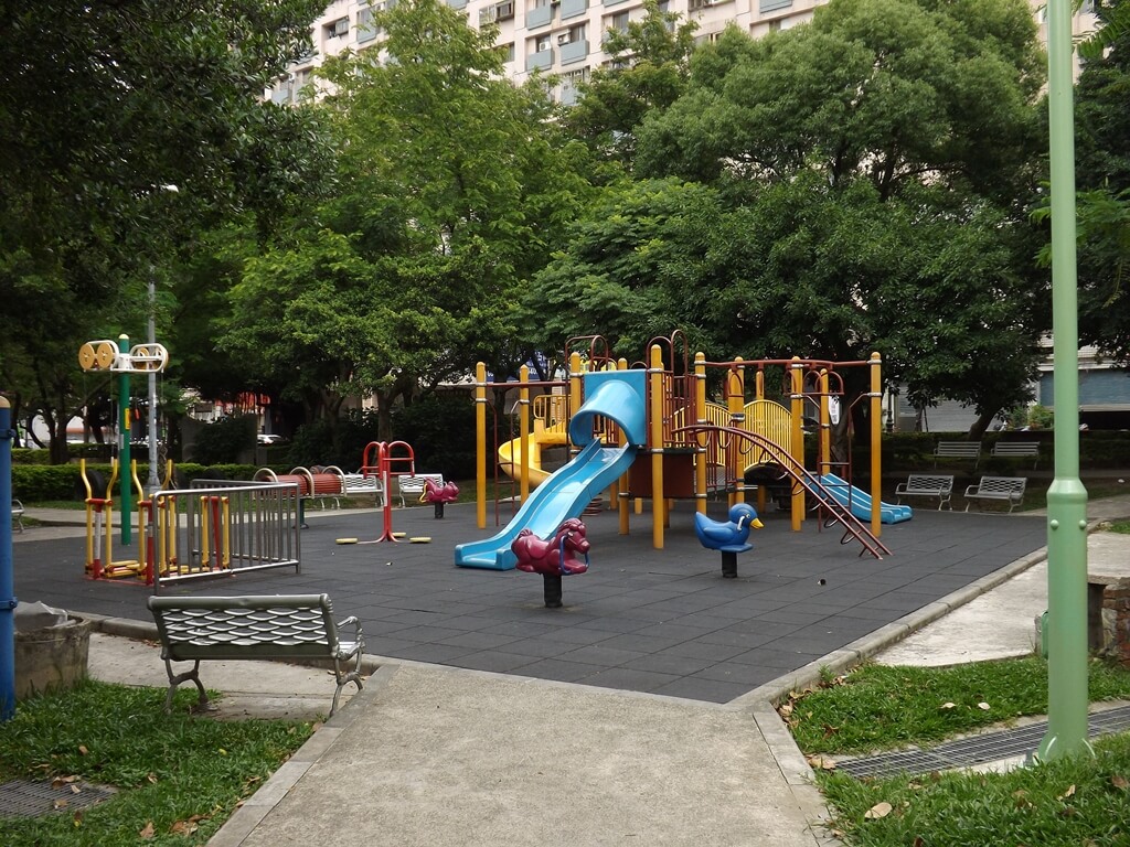 平鎮三崇宮的圖片：新榮公園的兒童遊樂區