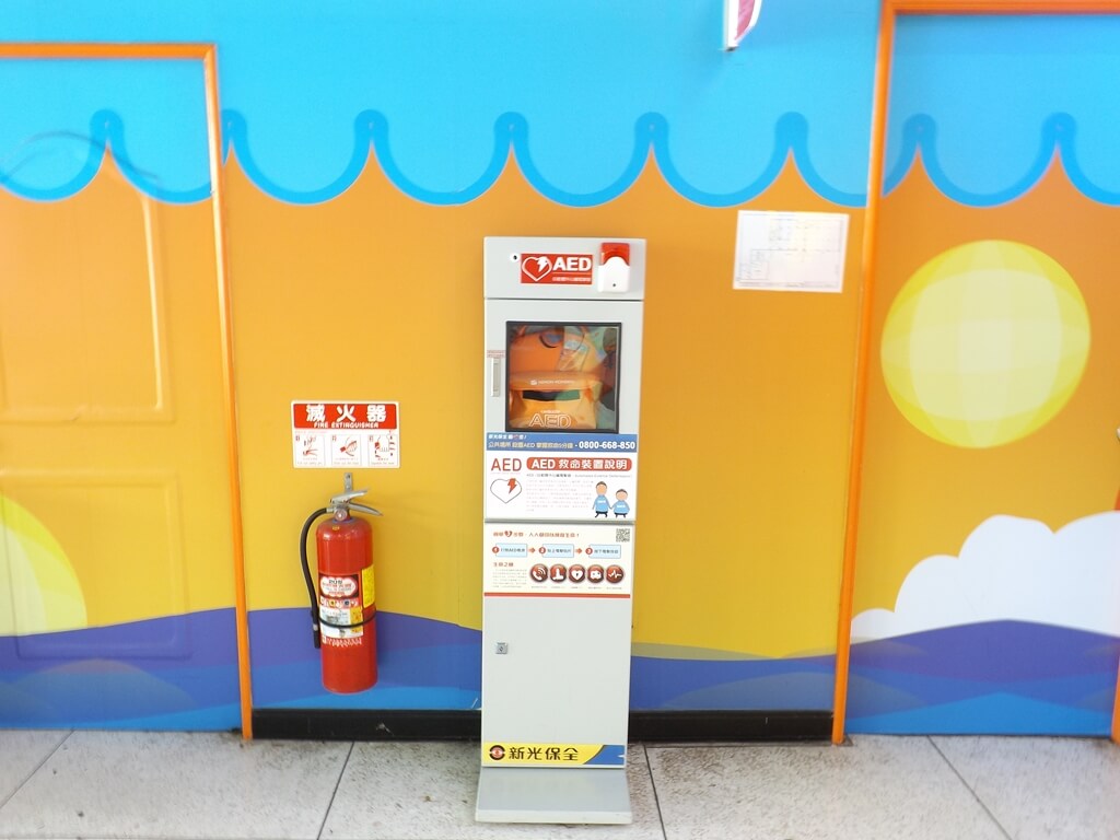 小叮噹科學主題樂園的圖片：售票口旁的 AED 設備