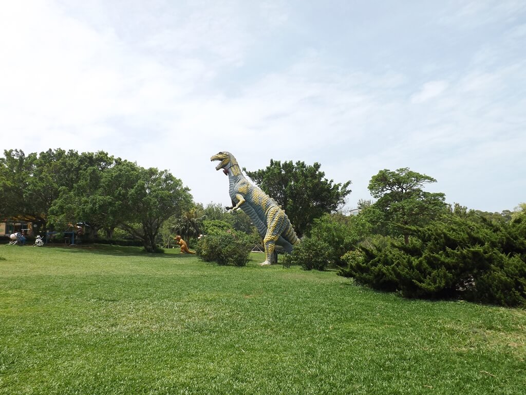 小叮噹科學主題樂園的圖片：大草皮旁的大恐龍