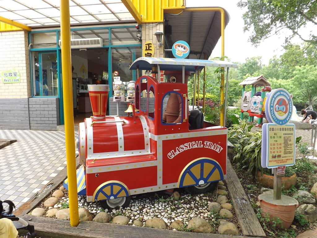 小叮噹科學主題樂園的圖片：快樂屋專賣店前的小火車頭