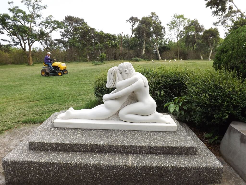 小叮噹科學主題樂園的圖片：相擁的藝術石雕
