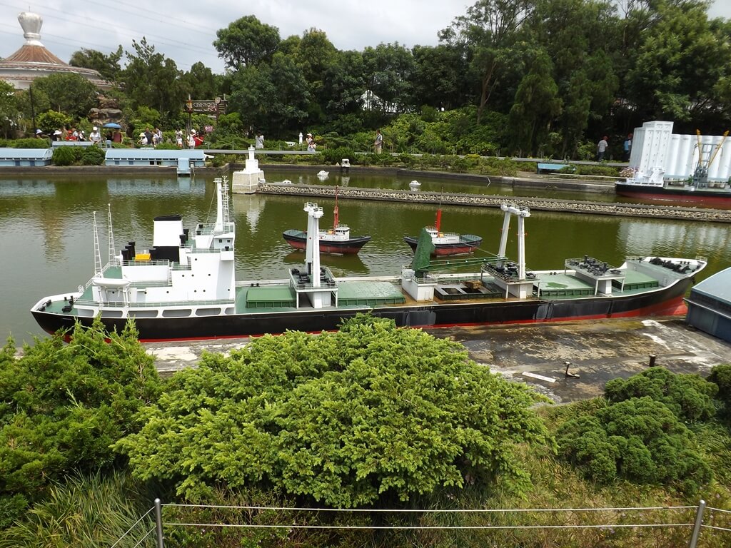 小人國主題樂園的圖片：港邊有兩艘船正在清洗大船