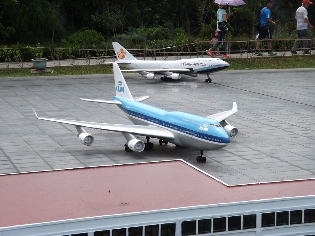 小人國主題樂園的圖片：移動中的中華航空客機模型與停著的 KLM 客機