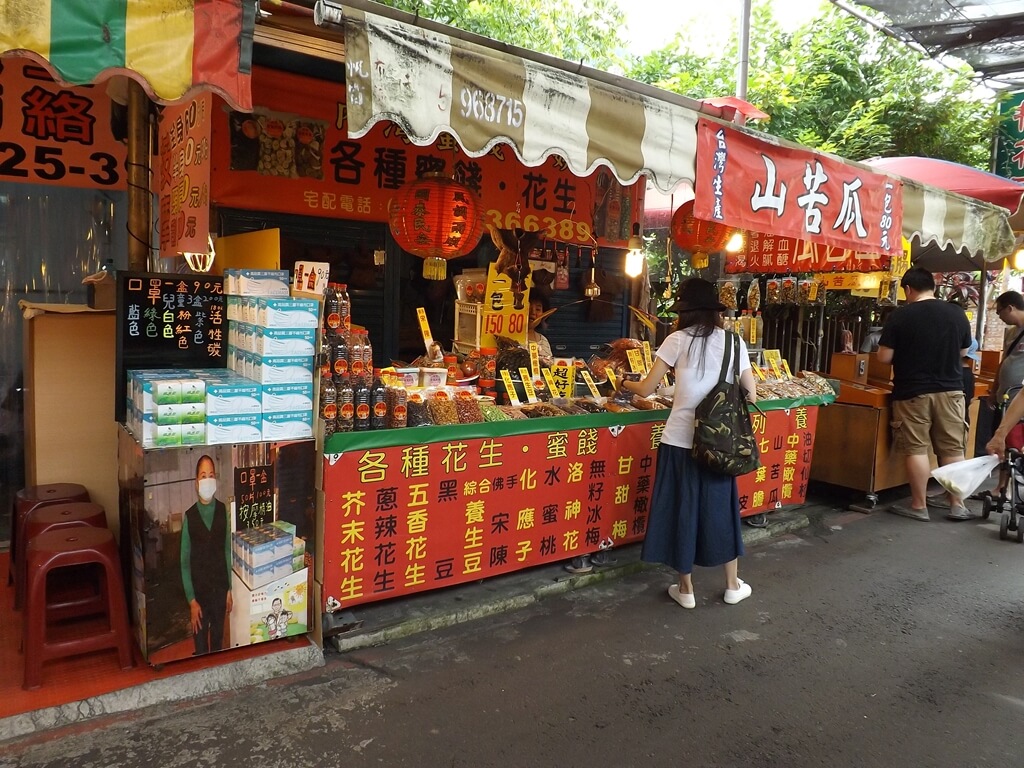 內灣老街的圖片：各種花生、蜜餞、山苦瓜