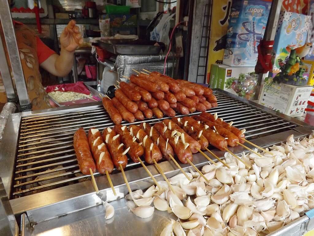 內灣老街的圖片：烤爐上的高粱香腸