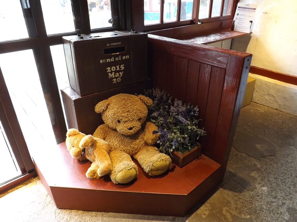 合興車站的圖片：愛情候車室內門邊的大熊