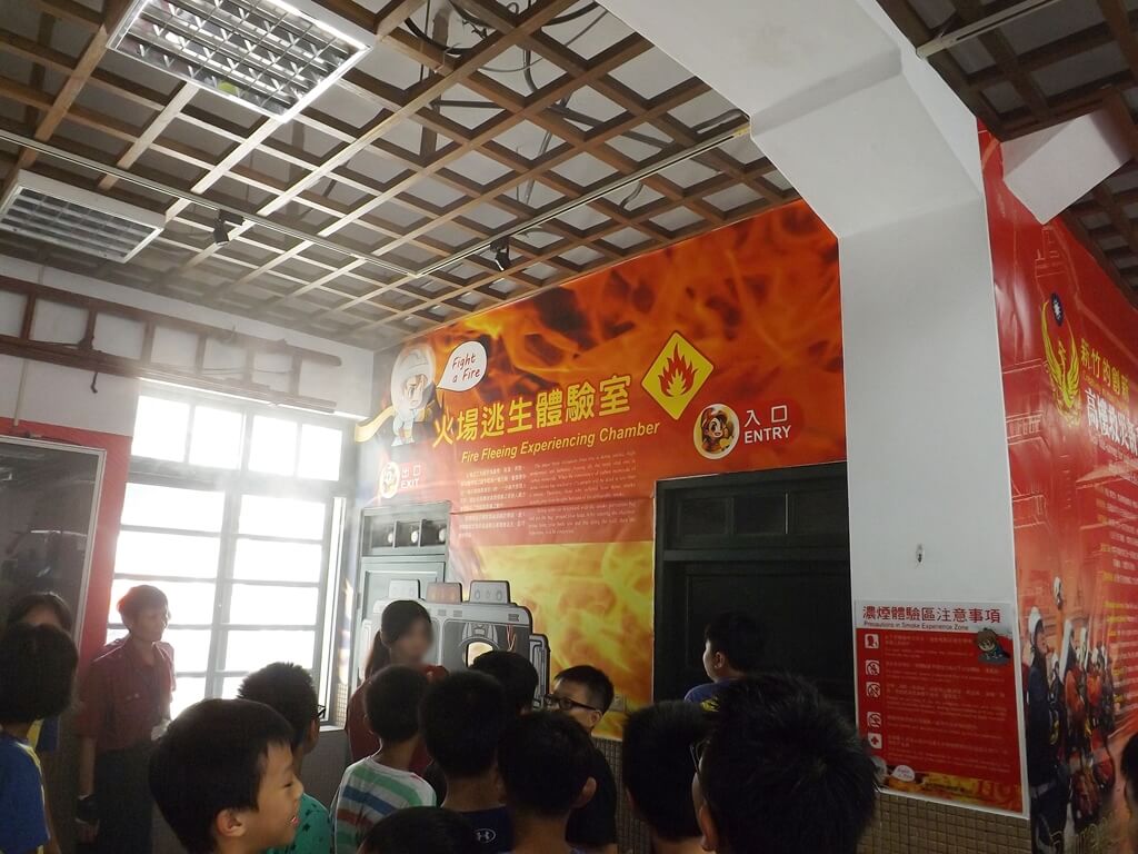 新竹市消防博物館的圖片：火場逃生體驗室上課中