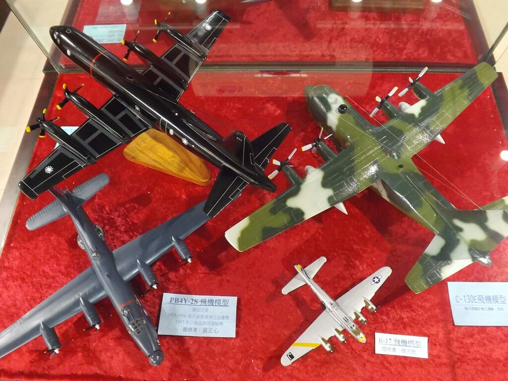 黑蝙蝠中隊文物陳列館的圖片：PB4Y-2S、B-17、C-300E 飛機模型