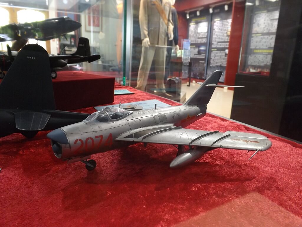 黑蝙蝠中隊文物陳列館的圖片：米格17PF戰鬥機模型圖二