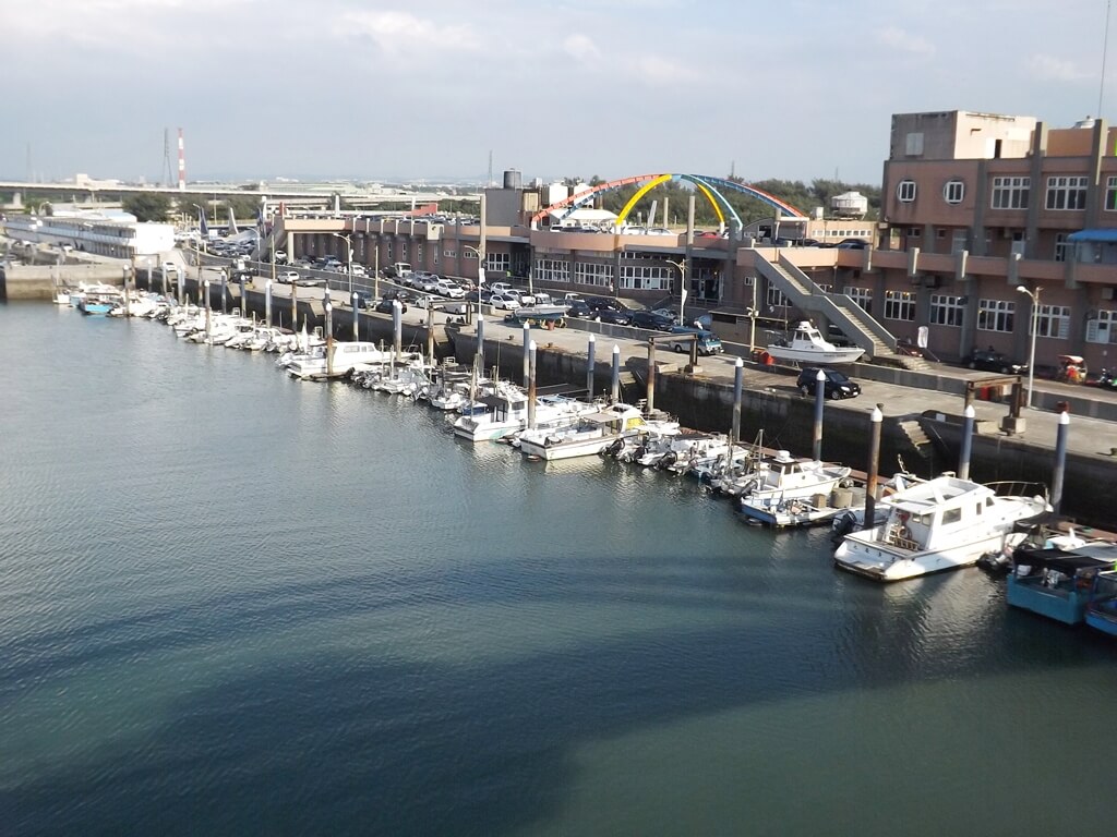 永安漁港的圖片：漁獲中心旁的遊艇碼頭