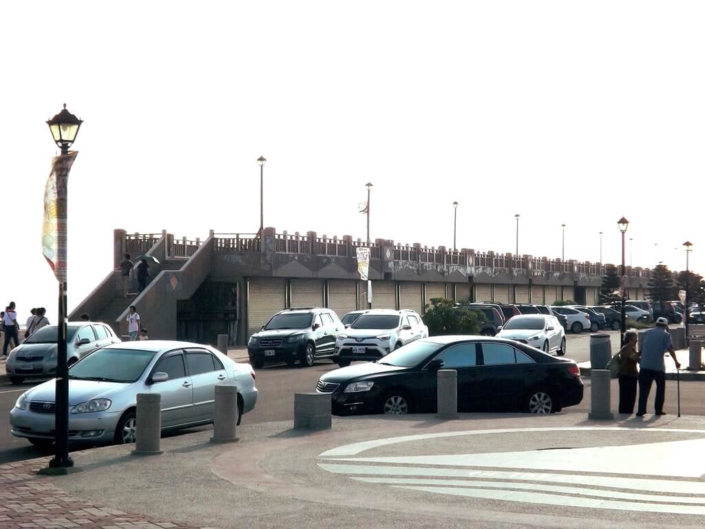 永安漁港的圖片：停車場旁的觀海平台