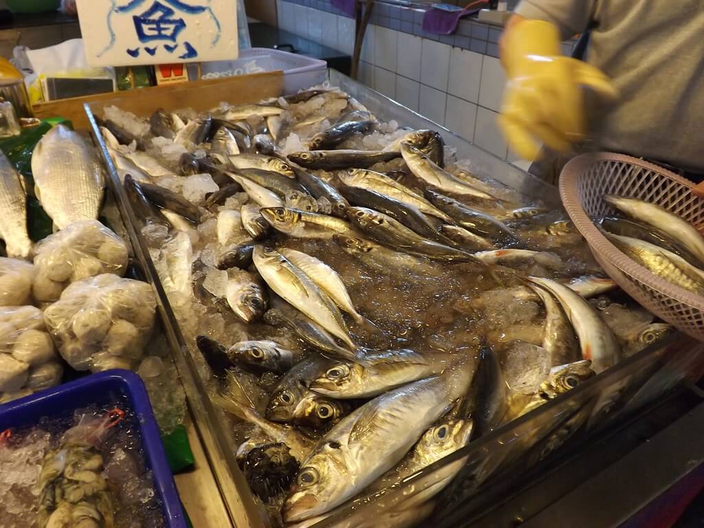 永安漁港的圖片：竹筴魚秤斤賣