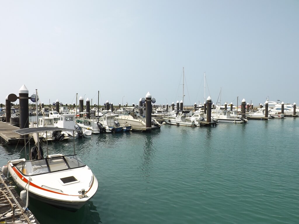 竹圍漁港的圖片：艷陽下的遊艇碼頭