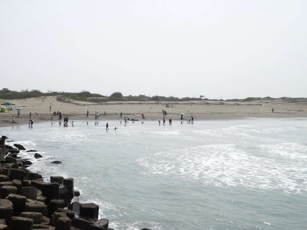 竹圍漁港的圖片：夏季非常多遊客在竹圍漁港的沙灘玩水
