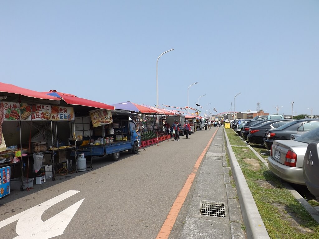 竹圍漁港的圖片：停車場旁的攤販區