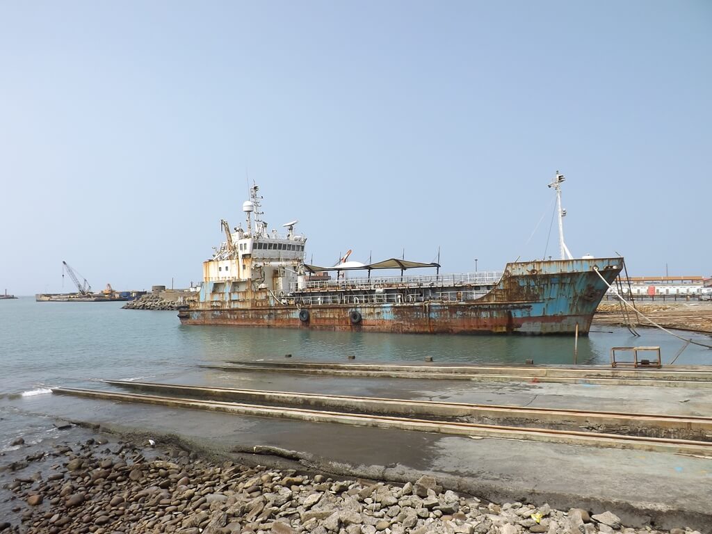 竹圍漁港的圖片：生鏽得厲害的大船